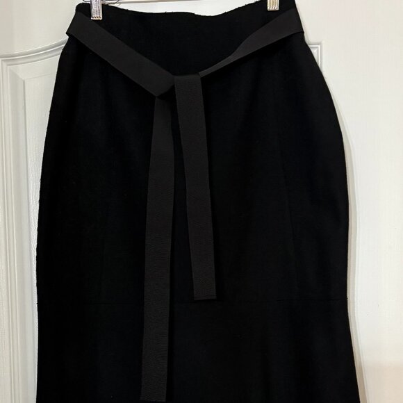 Elie Tahari Black flannel laser cut Skirt - Picture 3 of 4